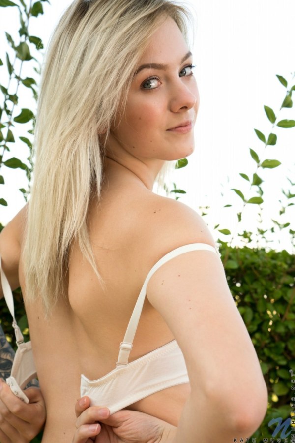 Kate Muse rubs cunt in the armchair under a palm tree