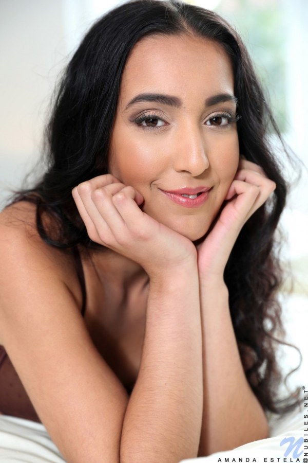 Amanda Estela – Pretty Amanda Estela brings the heat when she cums