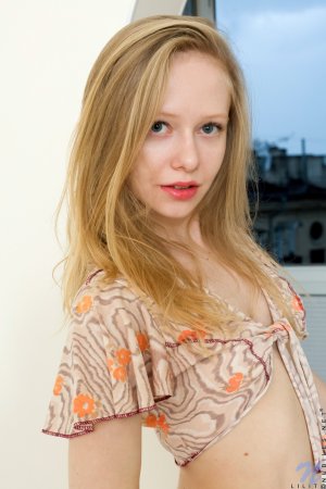 Cutie masturbates when putting on make-up photo 4