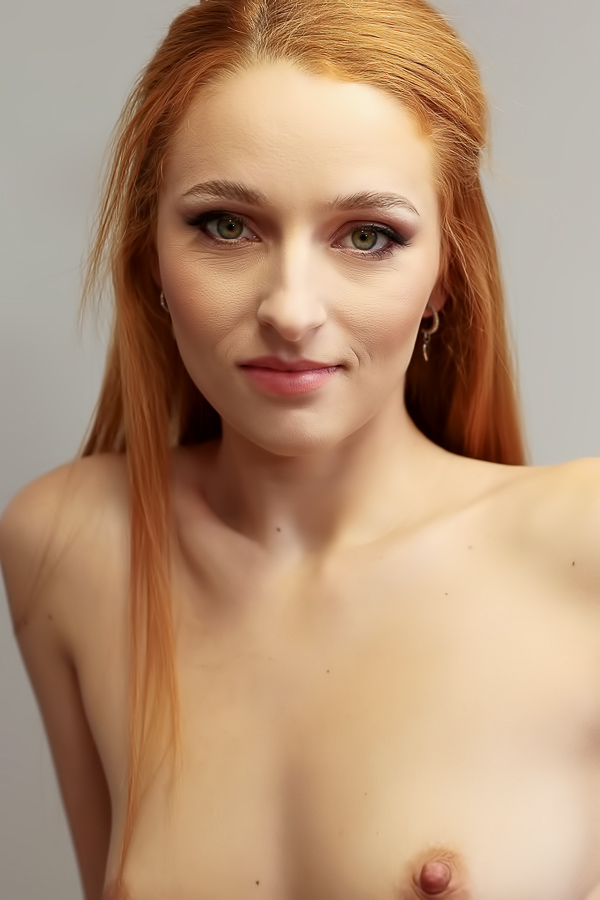 Lucianna Lucci shows off her trimmed coochie