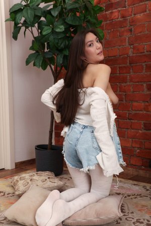 Lena Ru rips her pantyhose open for a solo show photo 8